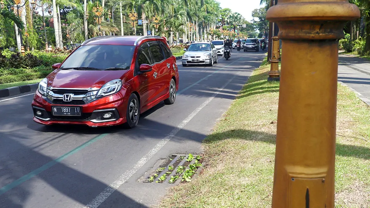 Kendaraan melintas di Jalan Ijen Malang. Semuanya membayar pajak kendaraan (DARMONO/RADAR MALANG).