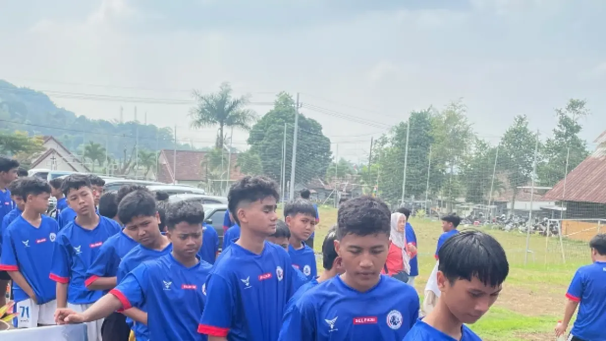 MENJANJIKAN: Peserta hari pertama seleksi terbuka Akademi Arema FC di ARG Soccer Field, Kecamatan Lawang, Sabtu lalu (27/6).