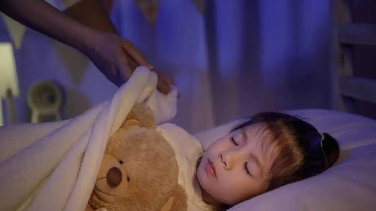 Orang tua yang memastikan anaknya tidur (Sumber: Halodoc)