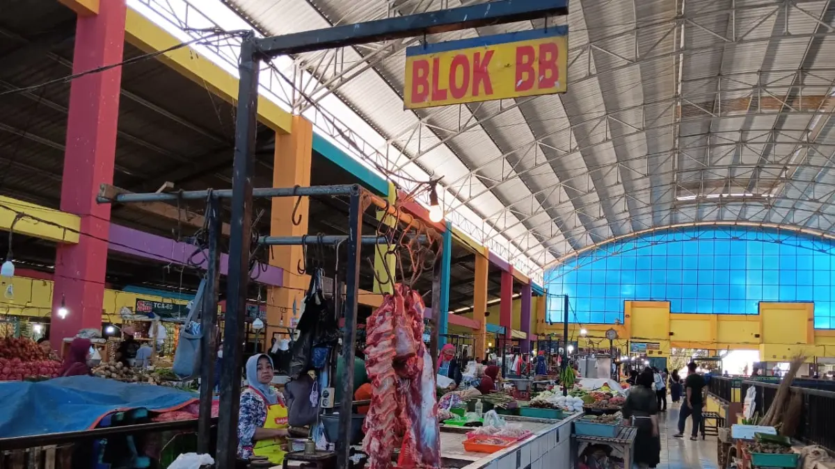 Pedagang di Pasar Tumpang menunggu pembeli kemarin pagi. Pemkab Malang mencatat pendapatan retribusi pasar baru terkumpul Rp 4,5 miliar per 26 Juni lalu. (Indah Mei Yunita/Radar Kanjuruhan)