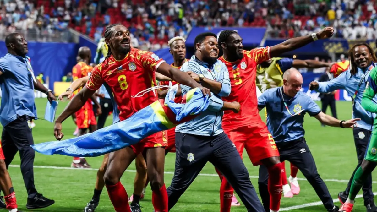 Pemain Republik Demokratik Kongo merayakan kemenangan 3-1 atas Uzbekistan yang mengantarkan Les Léopards lolos ke babak 32 besar Piala Dunia 2026 (X @brfootball)