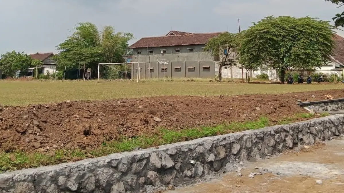 Pembangunan fondasi Stadion Pakisaji mulai dikerjakan di sisi lapangan sepak bola desa kemarin. (Indah Mei Yunita/Radar Kanjuruhan)