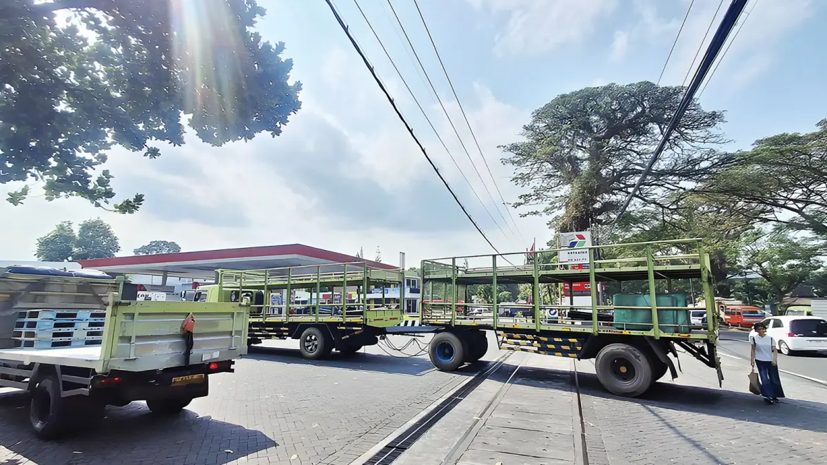 PERMINTAAN NAIK: Beberapa kendaraan besar mengantre biosolar di SPBU 54.651.75 Karanglo, kemarin (27/6). Beberapa kali antrean tampak mengular sampai ke jalan. (Nabila Amelia/Radar Malang)