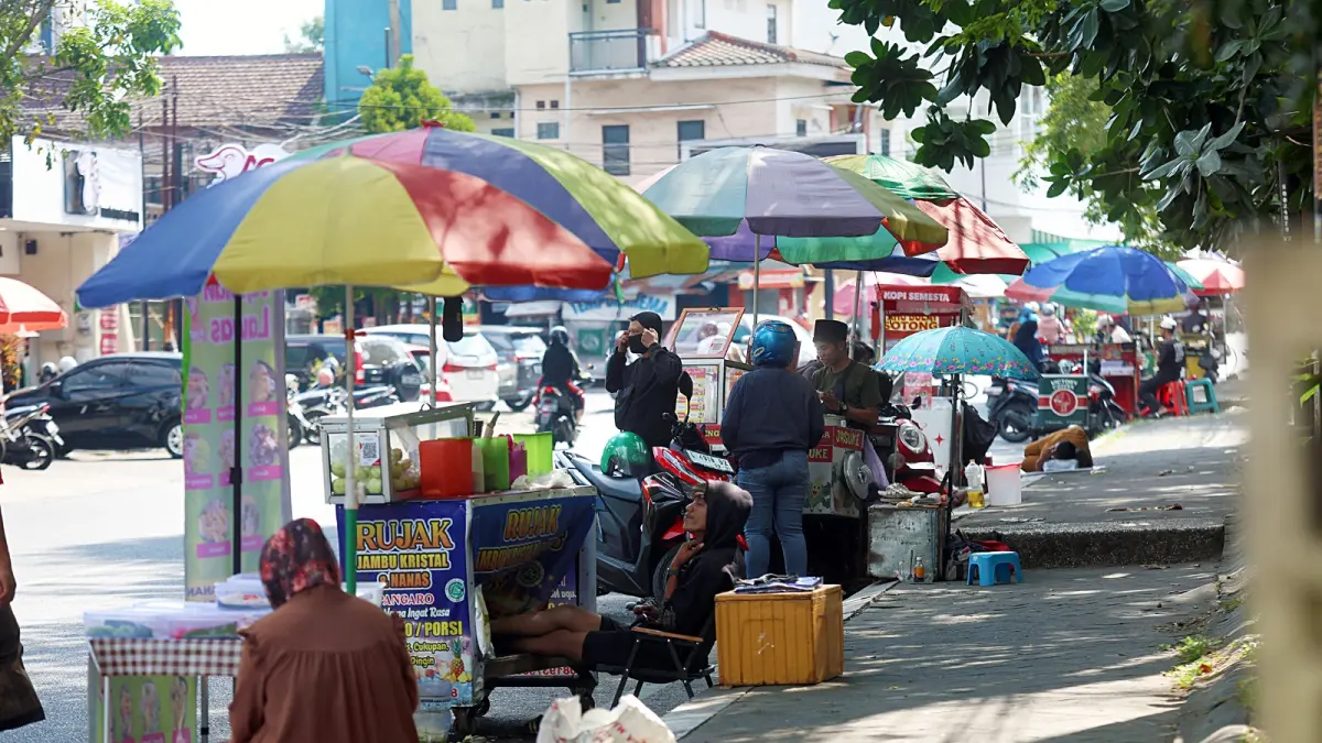 PKL berjualan di bahu jalan (DARMONO/RADAR MALANG).