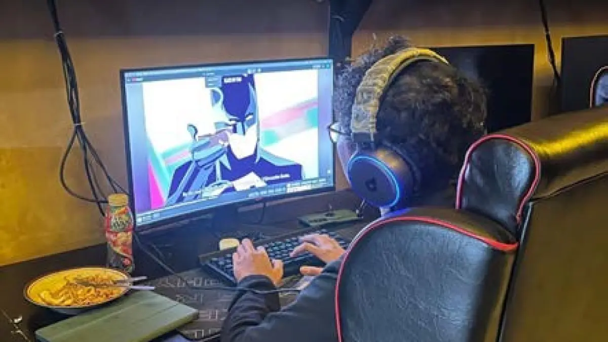 PRIVATE: Seorang pengguna Orlin Internet Cafe menonton film Batman beberapa waktu lalu.