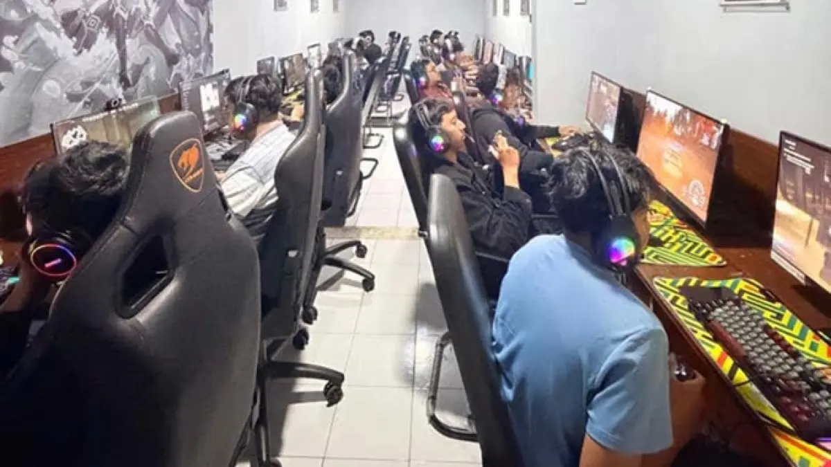 RAMAI: Warnet Zero Net kebanjiran gamer yang tengah bermain bersama beberapa waktu lalu.