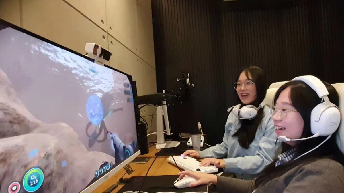 SERU: Dua remaja saling bekerja sama bermain game di Hardcore Internet Lounge, Jalan Dieng, Kecamatan Klojen, Kota Malang.