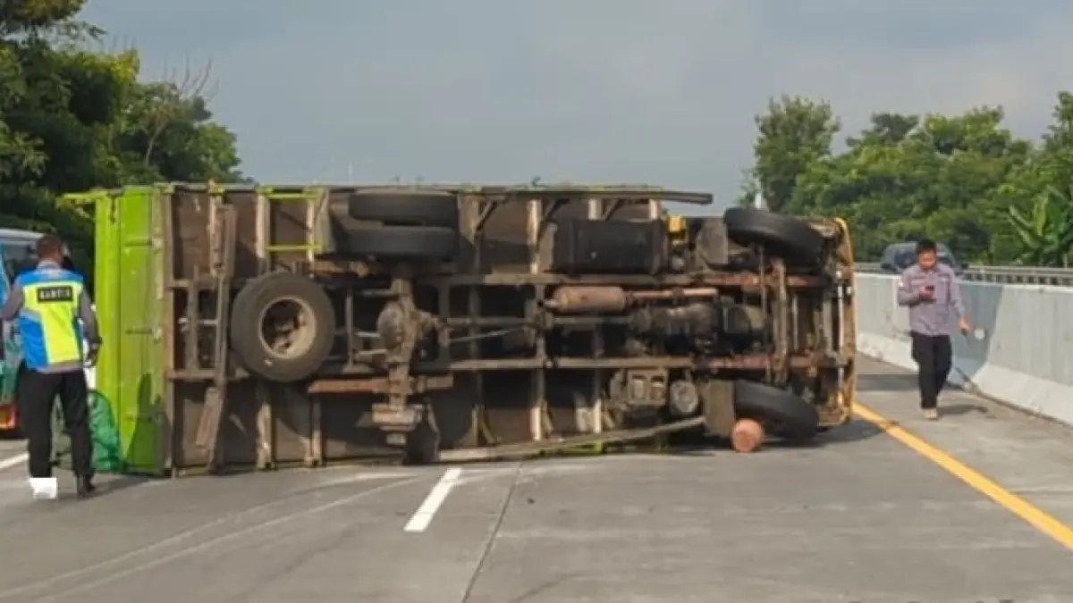 Truk pengangkut pakan ternak melintang setelah terguling di Tol Pandaan–Malang KM 87+700 A kemarin pagi. (PT Jasamarga Pandaan-Malang for Radar Malang)