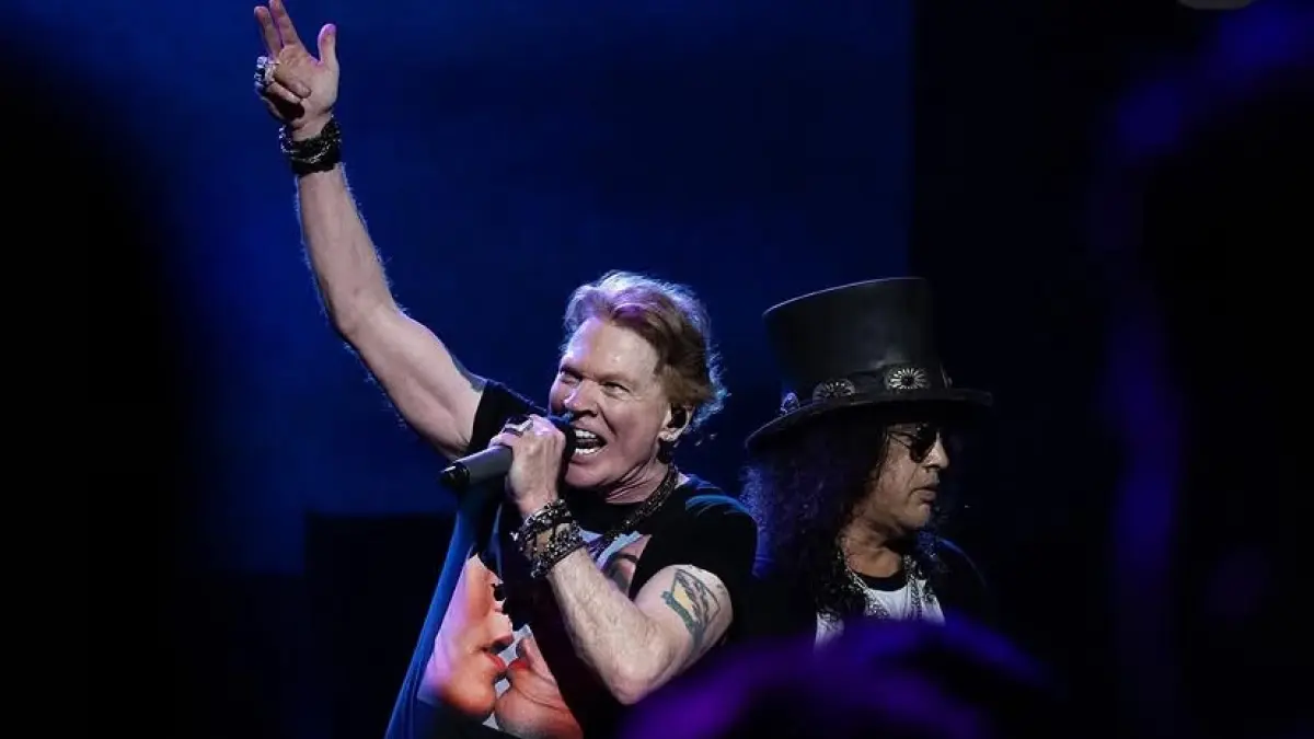 Axl Rose & Slash saat konser bersama Guns N
