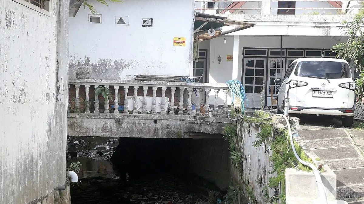 BELUM ADA PENINDAKAN: Salah satu hunian warga di Jalan Kedawung, Lowokwaru berdiri di atas saluran air. (Darmono/Radar Malang)