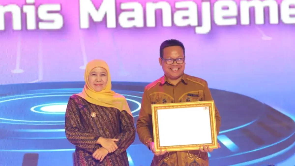 BERPRESTASI: Kepala SMKN 1 Turen Suyitno (kanan) didampingi Gubernur Jatim Khofifah Indar Parawansa saat menerima penghargaan beberapa waktu lalu.