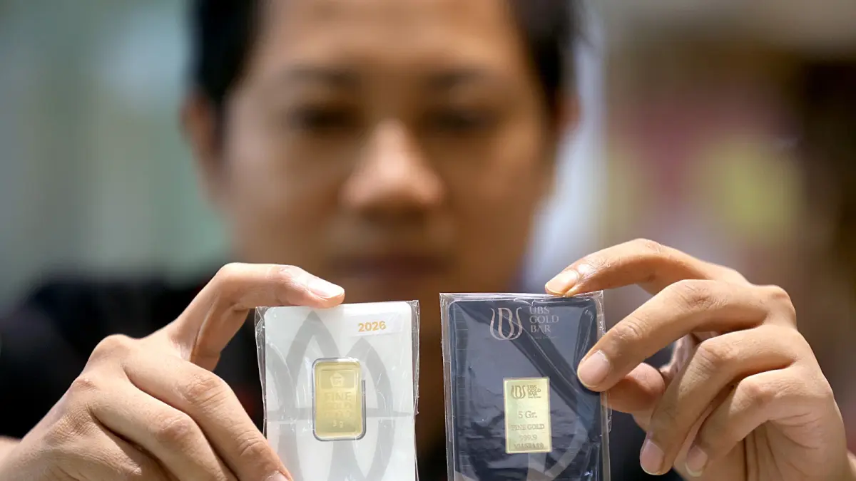 BUYBACK MENINGKAT: Salah satu pegawai Toko Emas Bulan Purnama Cabang Matos menunjukkan koleksi dua logam mulia, kemarin. (Darmono/Radar Malang)