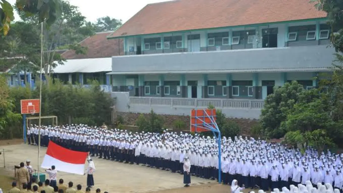 Foto upacara MTsN 4 Malang (Sumber: MTsN 4 Malang)