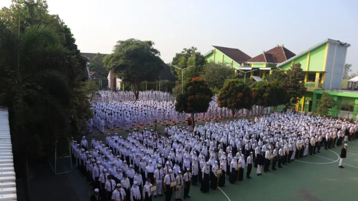 Foto upacara siswa SMAN 1 Bululawang (Sumber: SMAN 1 Bululawang)