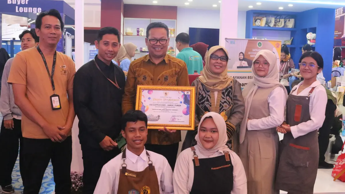 MEMBANGGAKAN: Kepala SMKN 1 Turen Suyitno bersama guru dan siswa-siswinya seusai menerima penghargaan Hardiknas Jatim 2026