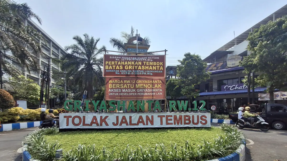 MENUNGGU PUTUSAN: Spanduk dan baliho protes warga Perumahan Griyashanta RW 12. Foto: Nabila Amelia/Radar Malang