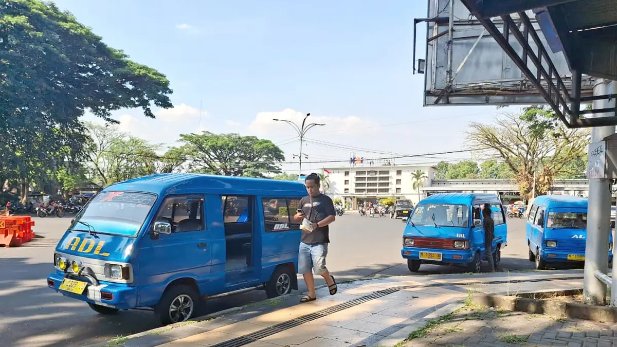 PERSIAPAN AKHIR: Tiga angkot ngetem di depan Stasiun Malang Kota Baru, kemarin. Beberapa armada bakal digunakan sebagai angkutan pelajar gratis. (Nabila Amelia/Radar Malang)