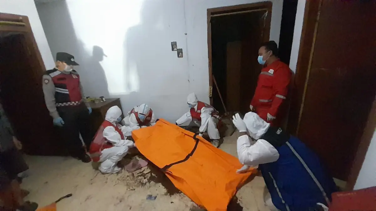 Personel Polsek Lawang dan PMI Kabupaten Malang mengevakuasi jenazah di Kalirejo, Kecamatan Lawang.