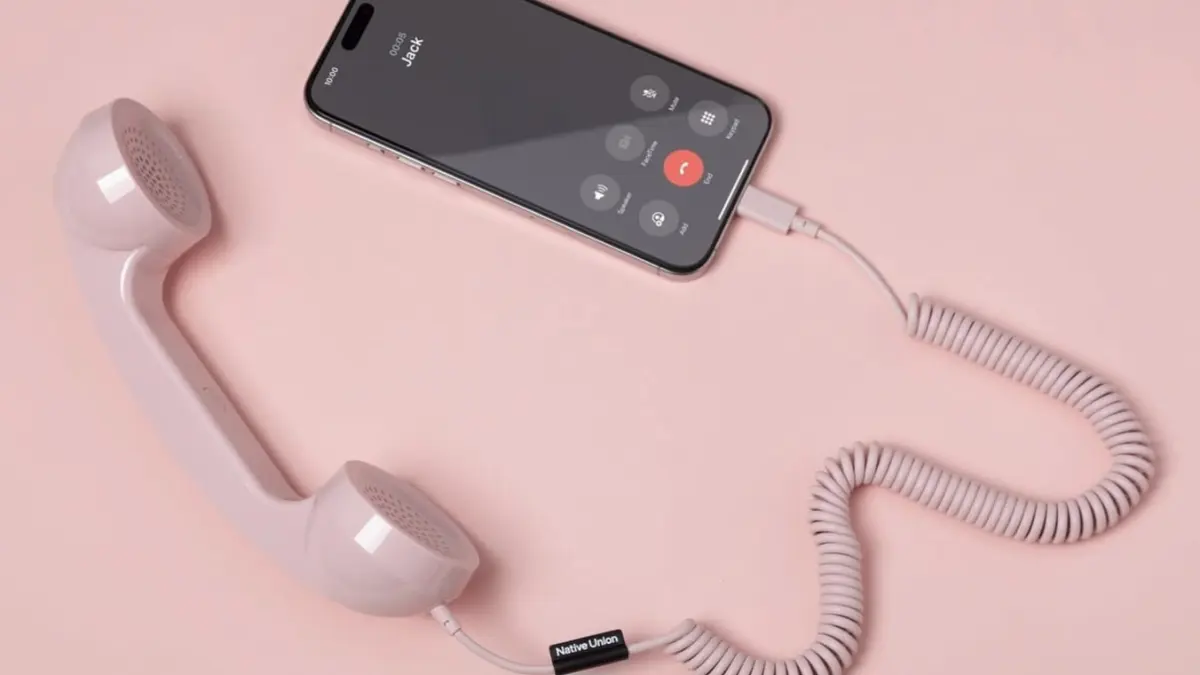 POP Phone yang terhubung ke smartphone melalui konektor USB-C. (Sumber: Instagram @nativeunion)