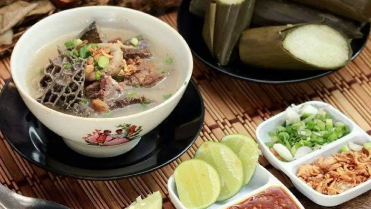 Semangkuk Coto Makassar dengan kuah kaya rempah menjadi pilihan kuliner yang cocok dinikmati di tengah udara sejuk Kota Malang (Instagram @cotomakassarwidodaren_)