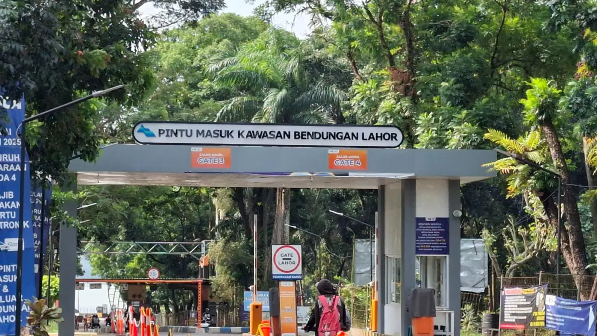 Sepeda motor melintasi bendungan lahor, Karangkates, Kabupaten Malang