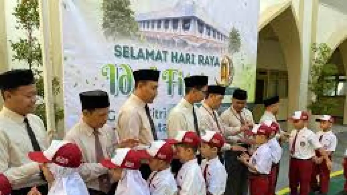 Siswa siswi Sekolah Islam Sabilillah Malang salim kepada guru (Sumber: Sekolah Islam Sabilillah Malang - SISMA)
