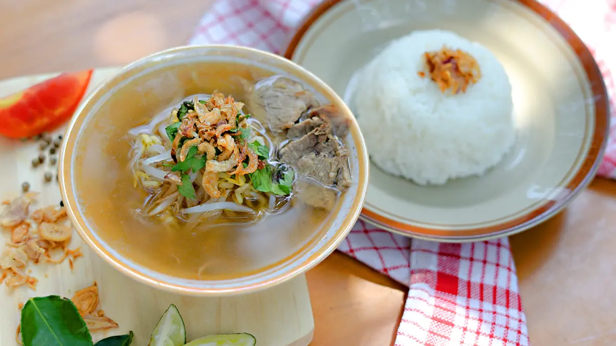 Soto Boyolali disajikan dengan kuah bening, irisan daging sapi, bihun, tauge, dan taburan bawang goreng (sotossbhjhesti.com)