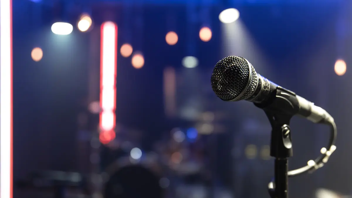 Suasana nongkrong di cafe Malang yang menghadirkan pertunjukan live music untuk menemani pengunjung menikmati waktu santai. (freepik)