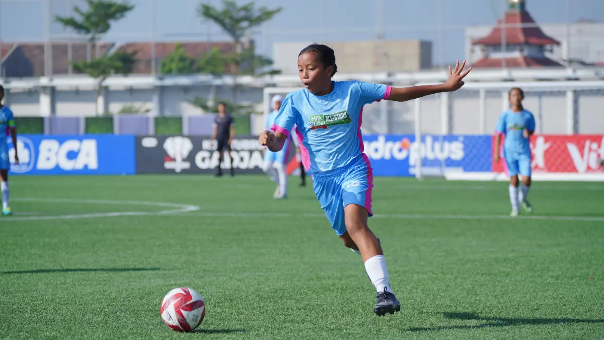 TERPILIH: Pemain Tim All-Stars Malang Adelice M.H Faisal berusaha menjangkau bola dalam laga MLSC All-Stars di Supersoccer Arena, Kudus, beberapa waktu lalu. 