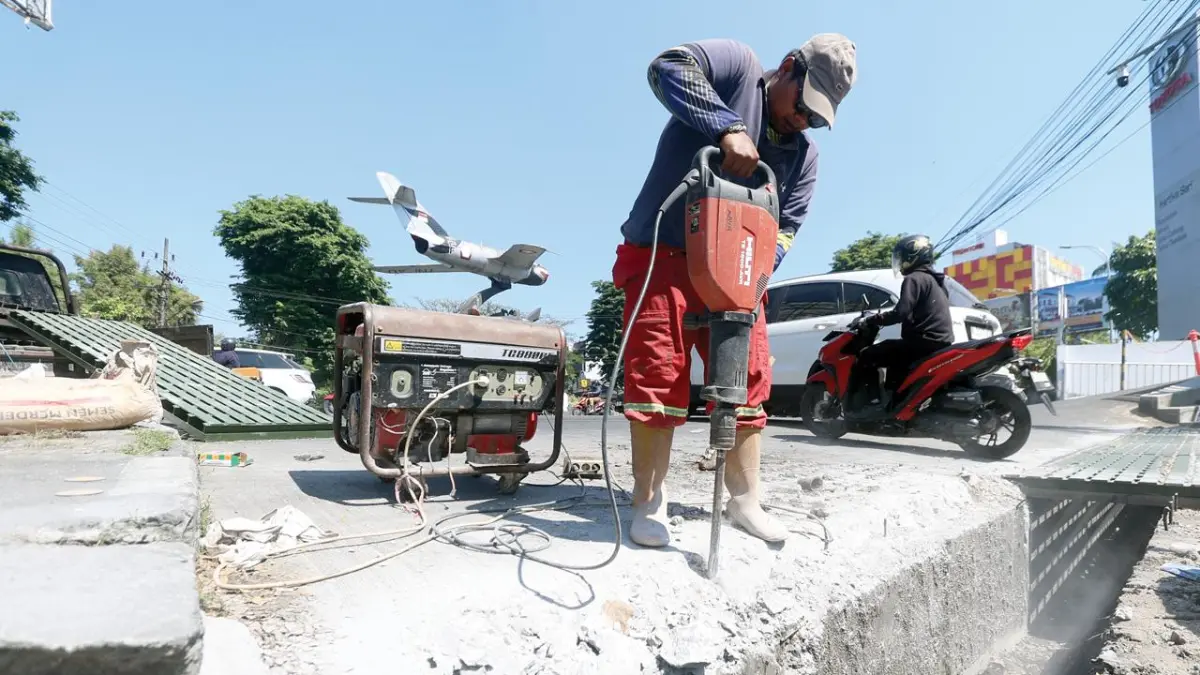 ADA FONDASI YANG RUSAK: Tangkapan air di kawasan Jalan Soekarno-Hatta (Soehat) yang mengarah ke kawasan Sudimoro diperbaiki sejak pekan lalu. (Darmono/Radar Malang)