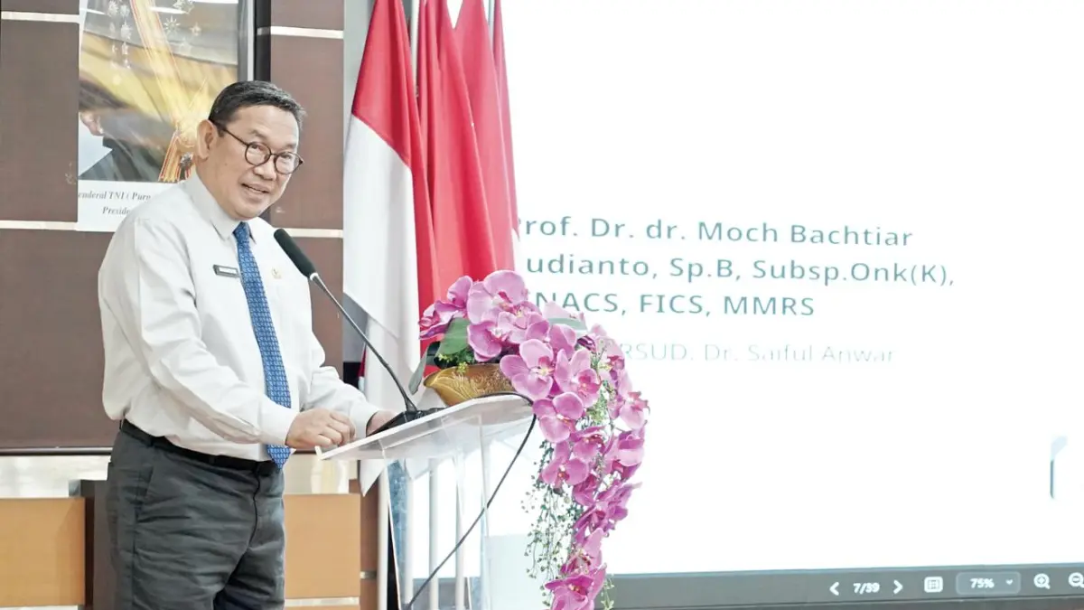 BERI RESPONS: Direktur RSSA Malang Dr dr Bachtiar Budianto SpB Subsp Onk (F) FINACS FICS MMRS memberi sambutan dalam forum komunikasi publik, kemarin. (RSSA Malang For Radar Malang)