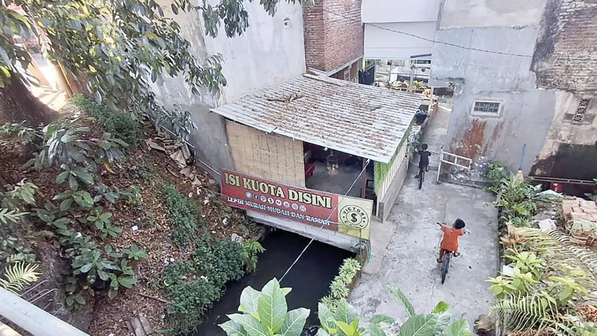 DAPAT ATENSI: Area sepanjang 254 meter di sekitar Jalan Sudanco Supriadi, Kelurahan Bandungrejosari, Kecamatan Sukun dipenuhi puluhan bangunan yang berdiri di atas saluran air. (Dinas PU SDA Jatim For Radar Malang)