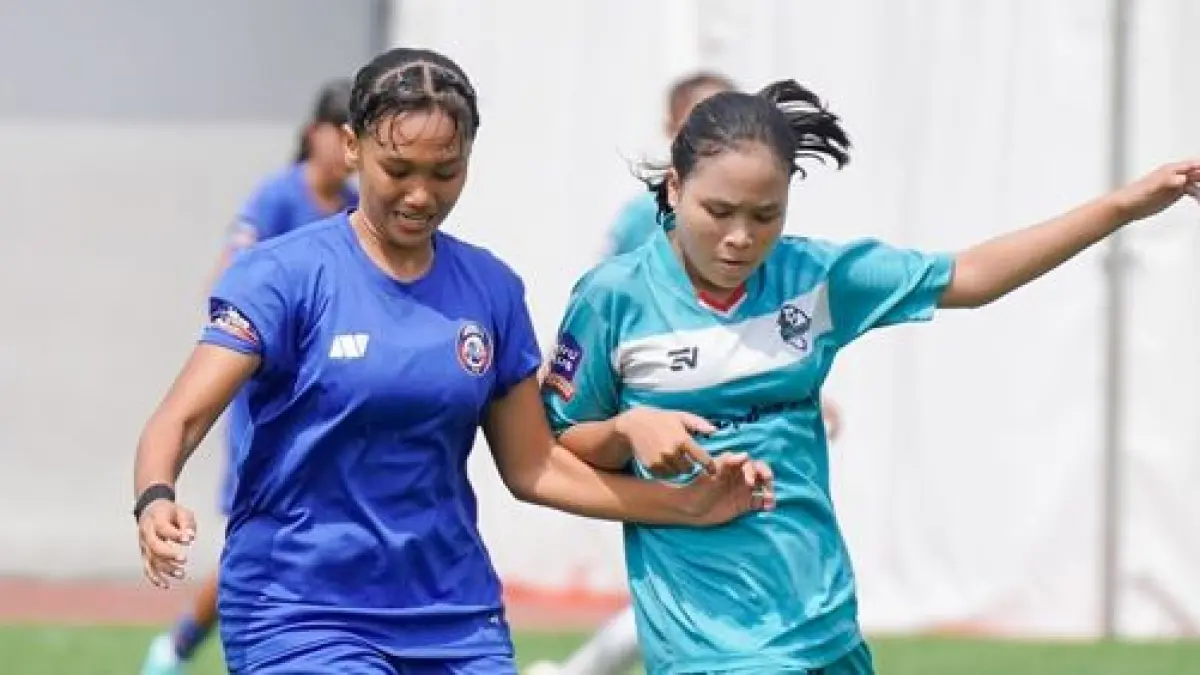 DITUNGGU LAWAN BERAT: Pemain Arema FC Women U-18 (kiri) tampil dalam ajang Hydroplus Soccer League 2025/2026 Regional Jatim di Surabaya, beberapa waktu lalu. 
