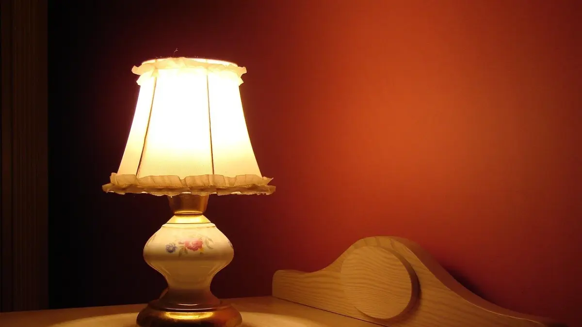 Lampu tidur kamar (Sumber: Pixabay @JacekAbramowicz)