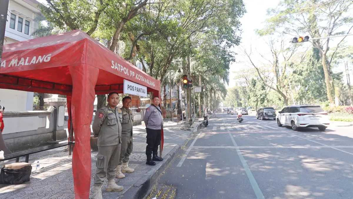 MASIH DIKAJI: Pos pantau yang didirikan Satpol PP Kota Malang di Jalan Veteran terbukti efektif menghalau PKL. (Darmono/Radar Malang)