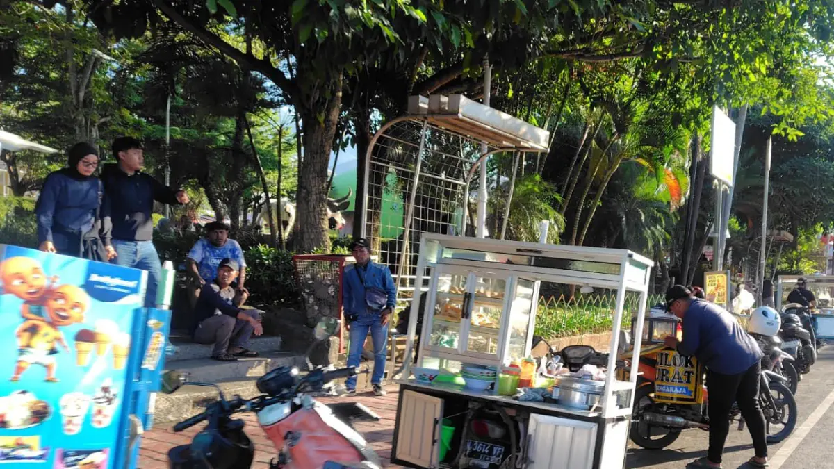 PKL liar kembali memadati kawasan Alun-Alun Kota Batu, Selasa (30/6). (Rori Dinanda Bestari/Radar Malang)