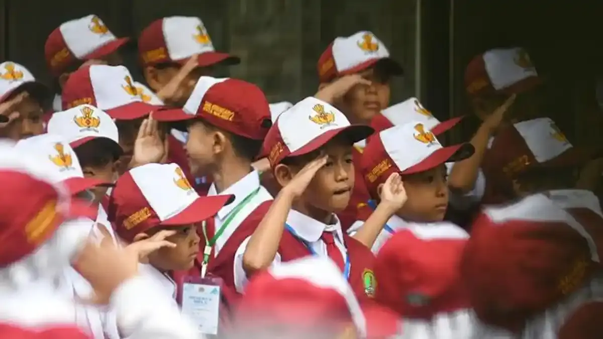 Siswa baru mengikuti upacara bendera saat hari pertama masuk sekolah (Sumber: BBPMP PROVINSI JAWA TIMUR - Kemendikdasmen)