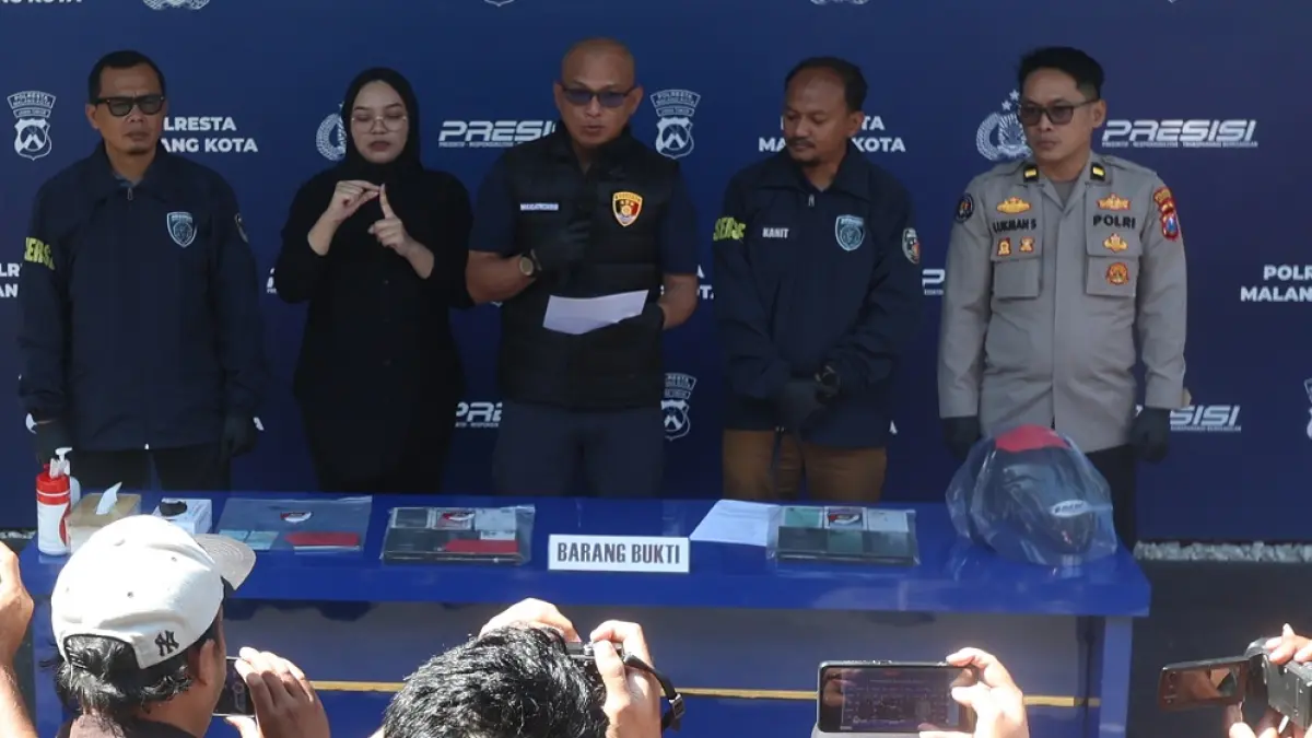 Wakasat Reskrim Polresta Malang Kota AKP Didik Arifianto (tengah) menjabarkan detail penangkapan residivis yang membobol konter pada Selasa (30/6). (Darmono/Radar Malang)