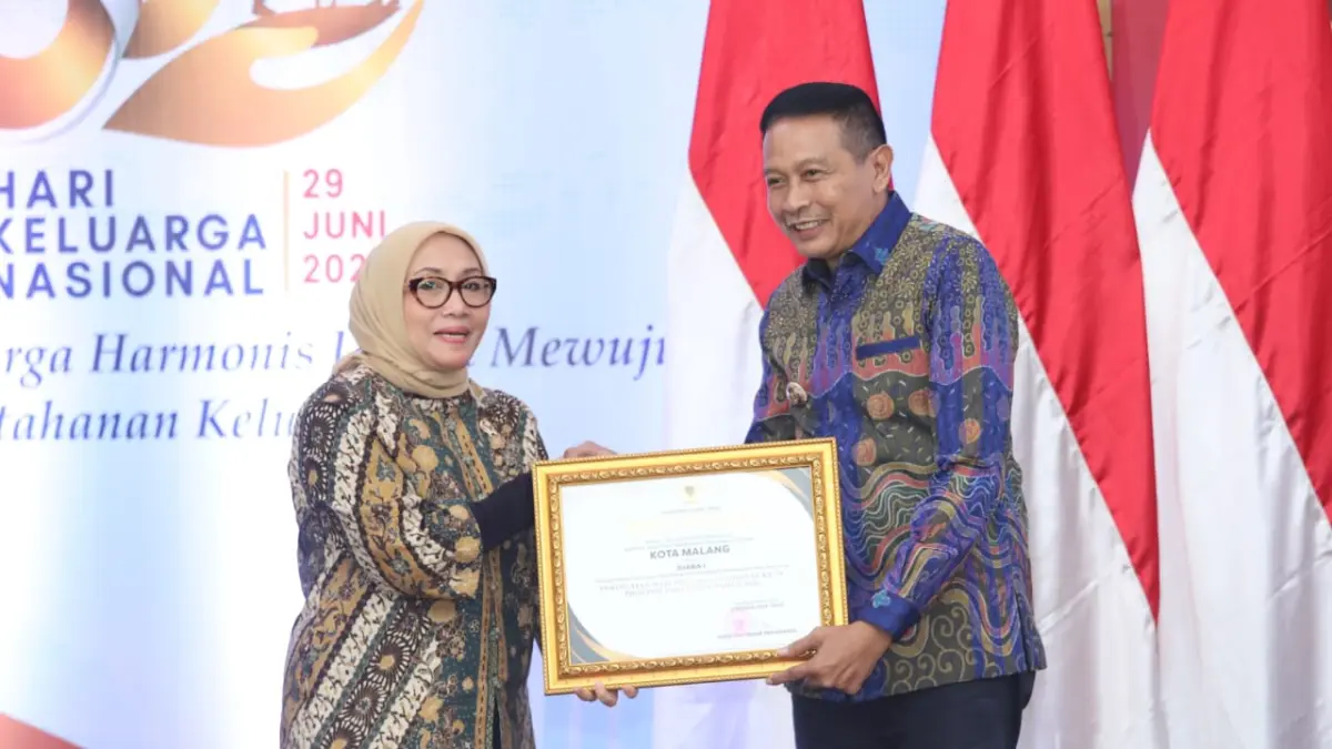 Wali Kota Malang Wahyu Hidayat mendapat PPA Award yang diberikan oleh Menteri PPPA Arifah Fauzi. (Prokompim Setda Kota Malang)