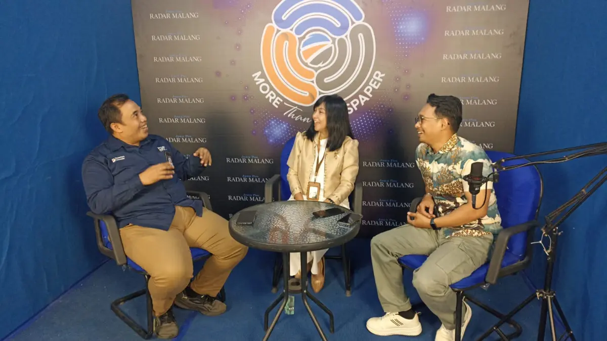 GAYENG: Dari kiri, Senior Manager Operasi Kurir dan Logistik PT Pos Indonesia (Persero) Dr M. Isa Ansori M Kom, Wakil Direktur I Polinema Prof Ir Ratih Indri Hapsari ST MT PhD IPM, dan Redaktur Jawa Pos Radar Malang Fajar Andre Setiawan berbincang terkait lulusan vokasi yang banyak diserap industri di podcast Spill Malang Raya, kemarin.