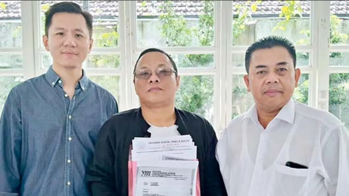 Dari kiri, Sekretaris Pengurus Yayasan Panca Budi Malang Stephanus Lukmanto, Ketua Pengurus Yayasan Panca Budi Malang Hery Kurniawan, dan advokat Moch Yusron Marzuki melaporkan salah satu pembina Yayasan Panca Budi yang diduga melakukan penggelapan, kemarin (11/6).