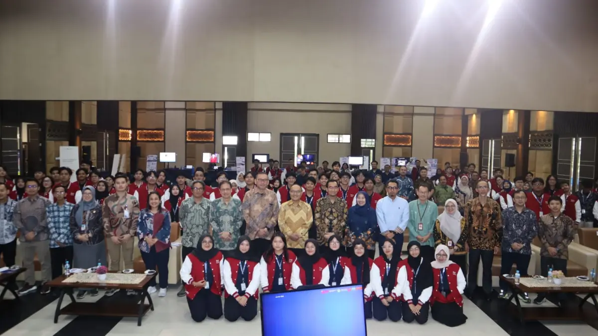 AITF 2026: Peserta, dosen, dan pimpinan berfoto bersama usai Graduation Artificial Intelligence Talent Factory (AITF) 2026 di Auditorium Algoritma FILKOM UB.