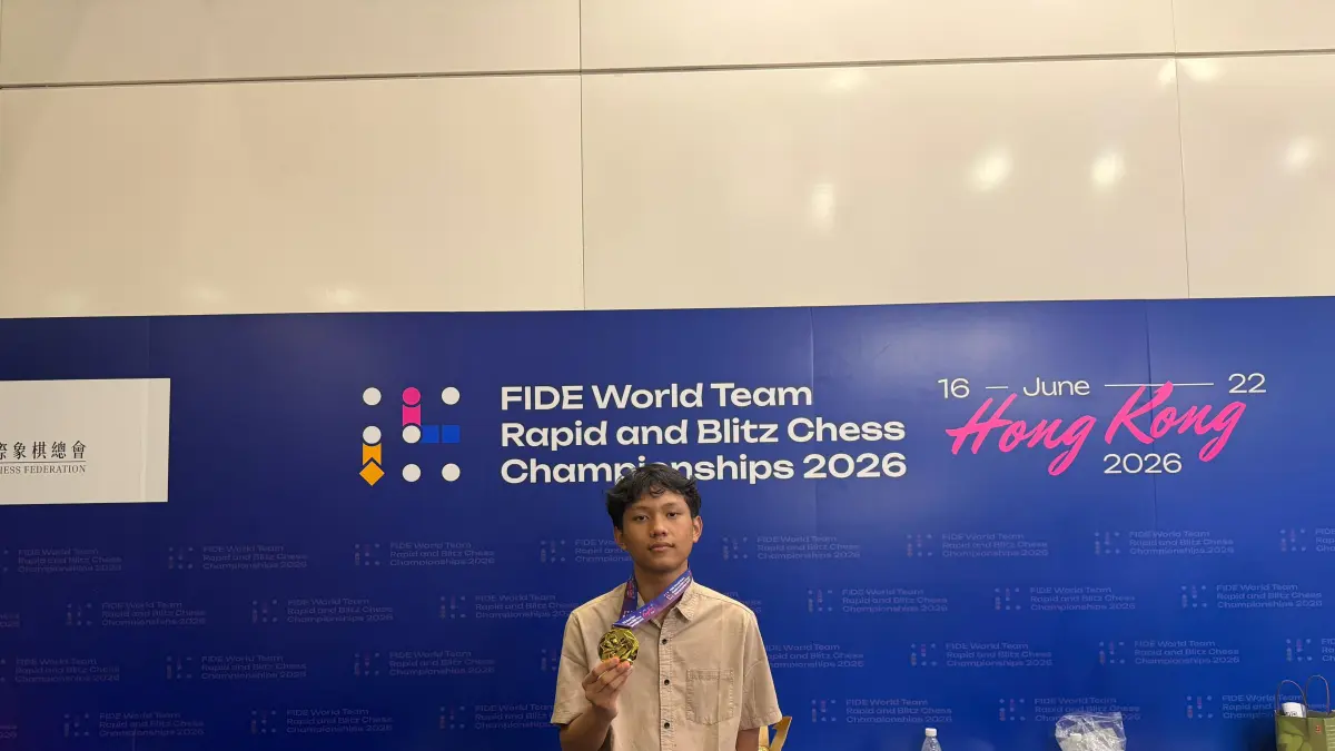 Arjuna Satria Pamungkas memamerkan medali emas FIDE World Team Rapid and Blitz Chess Championship 2026. (Dokumen Arjuna Satria Pamungkas)