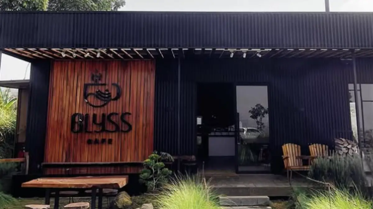 Blyss Cafe di Bumiaji menawarkan panorama pegunungan (Instagram @lengoodplace)