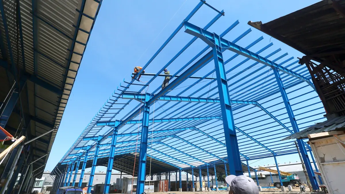 DIKEBUT: Atap untuk tempat relokasi pedagang di Pasar Gadang mulai dipasang, kemarin (1/7). Proses itu molor dari jadwal awal yang telah ditentukan wali kota. (Darmono/Radar Malang)