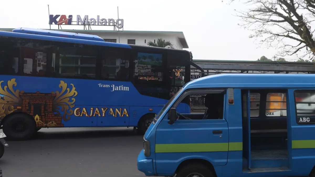 DIRENCANAKAN JULI: Angkot dan Bus Trans Jatim melintas di pertigaan Jalan Trunojoyo, Kota Malang beberapa waktu lalu. (foto: Darmono/Radar Malang)
