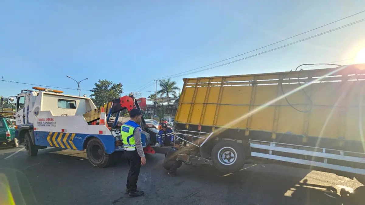 Evakuasi truk terguling di Singosari, Malang.