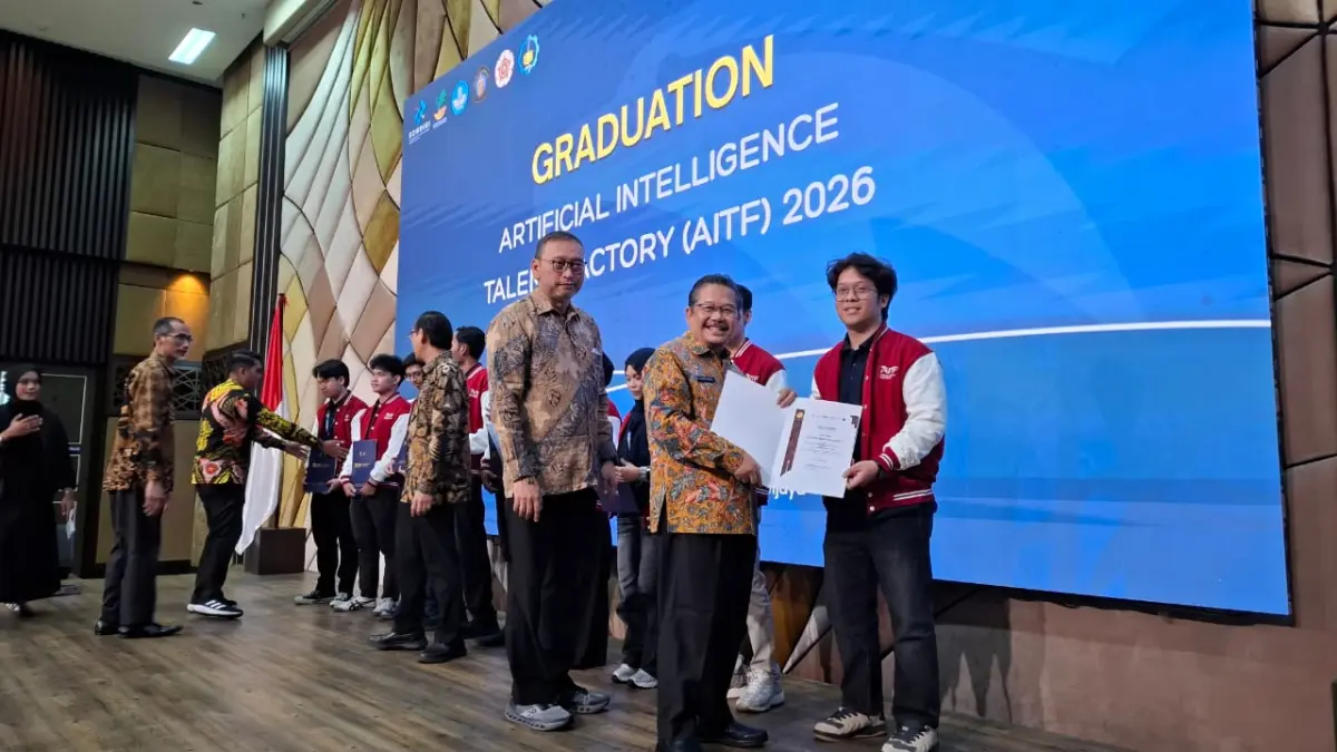 GRADUASI: Mahasiswa menerima sertifikat kelulusan pada Graduation Artificial Intelligence Talent Factory (AITF) 2026.