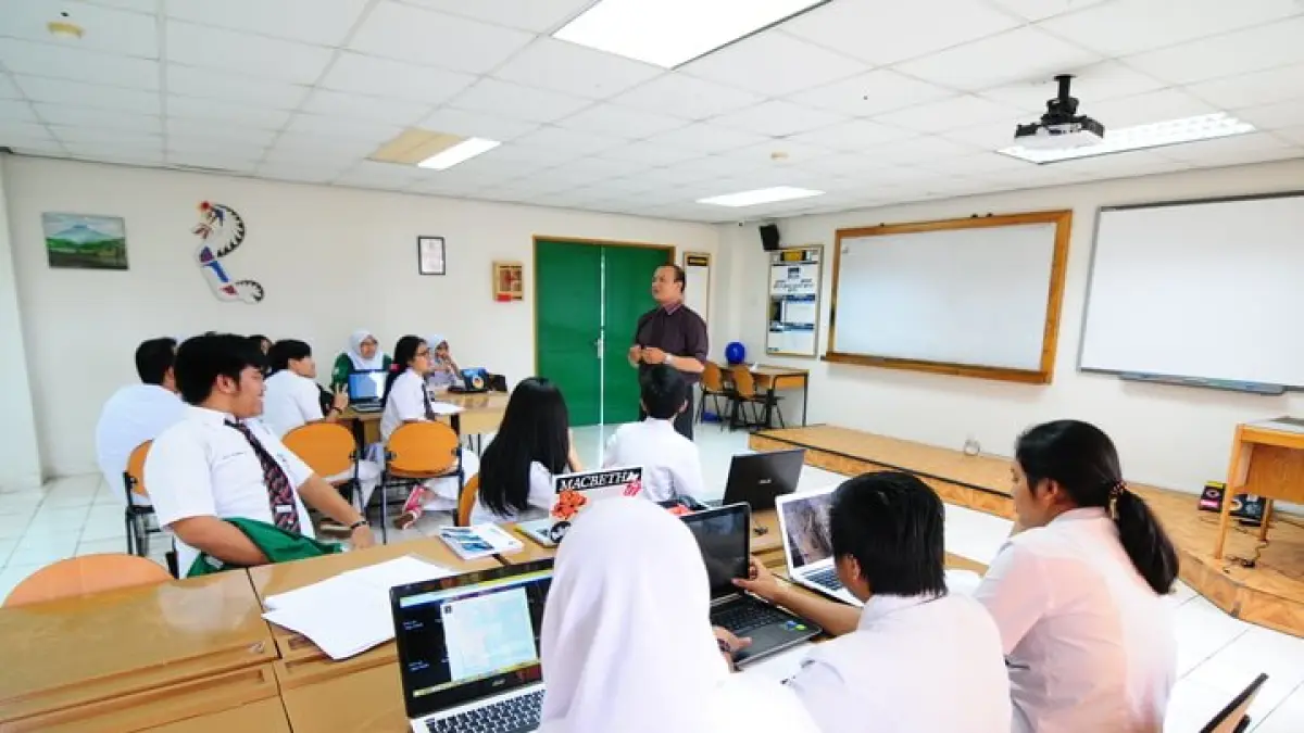 Guru menjelaskan kepada siswa di kelas (Sumber: SMA Dwiwarna (Boarding School))