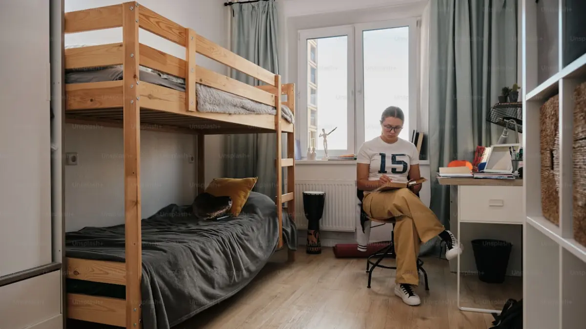 Ilustrasi kamar kos (Sumber: Unsplash/Andrej Lišakov)